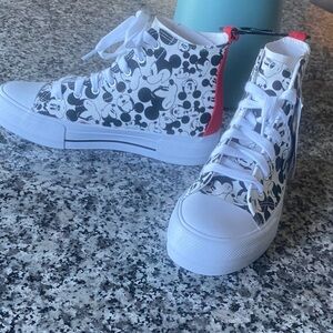 NWT Disney WOMENS Mickey Mouse Sneakers